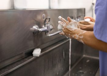 Πώς μπορώ να καθαρίσω μία πληγή