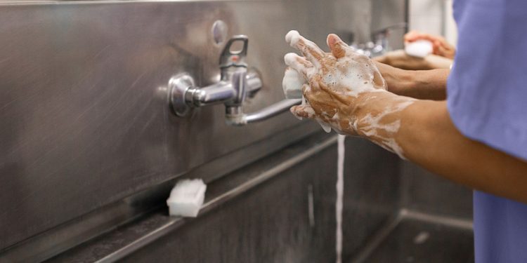 Πώς μπορώ να καθαρίσω μία πληγή