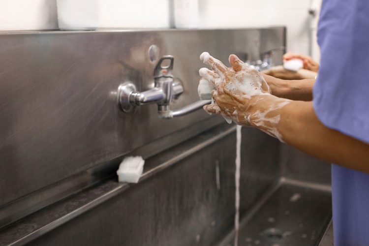 Πώς μπορώ να καθαρίσω μία πληγή