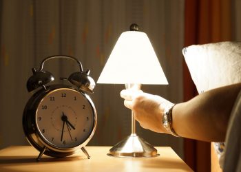 Γιατί πολλά ζευγάρια κοιμούνται χωριστά;