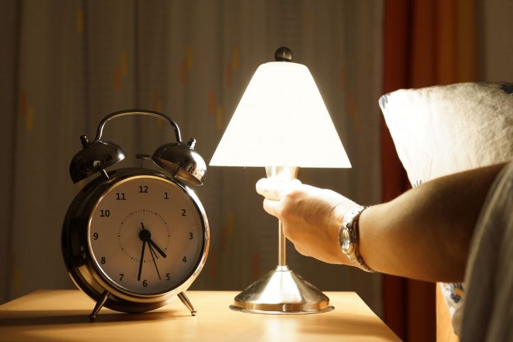 Γιατί πολλά ζευγάρια κοιμούνται χωριστά;