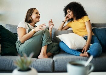 δύο φίλες συζητάνε