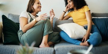 δύο φίλες συζητάνε