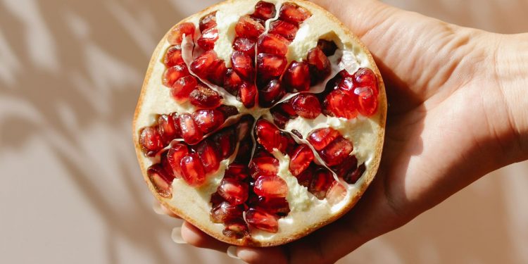 Ρόδι: Πώς το καθαρίζουμε;