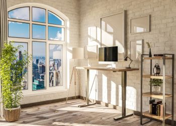 Όρθια στο γραφείο