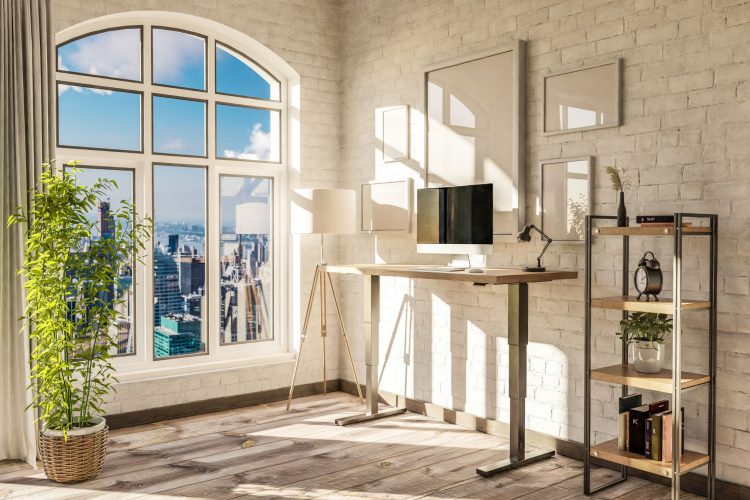 Όρθια στο γραφείο