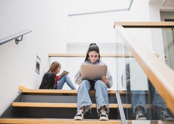 Χρήση κινητών και υπολογιστών από παιδιά και εφήβους