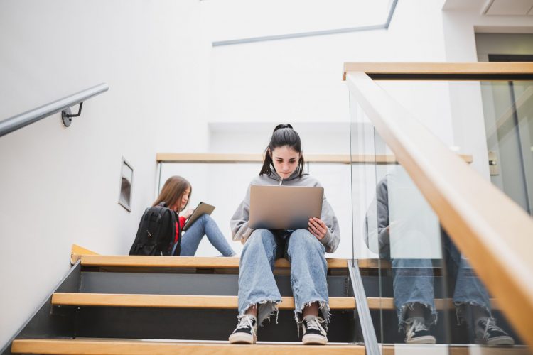 Χρήση κινητών και υπολογιστών από παιδιά και εφήβους