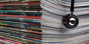 Ο Αμερικανός Υπουργός Υγείας κατηγορεί τα επιστημονικά ιατρικά περιοδικά ως διεφθαρμένα από τις φαρμακευτικές εταιρείες