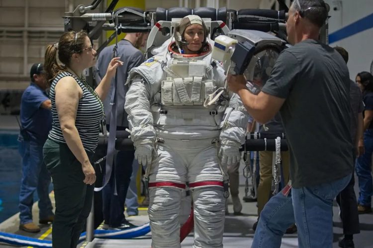 Ρόζμαρι Κούγκαν: Η πρώτη Βρετανίδα αστροναύτης που θα περπατήσει στο διάστημα