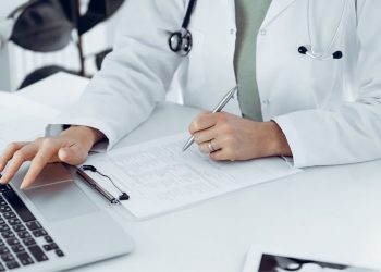 Στο φαρμακευτικό σταυροδρόμι των ΗΠΑ: Οι ανησυχίες του Υπουργού Υγείας