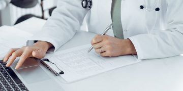 Στο φαρμακευτικό σταυροδρόμι των ΗΠΑ: Οι ανησυχίες του Υπουργού Υγείας