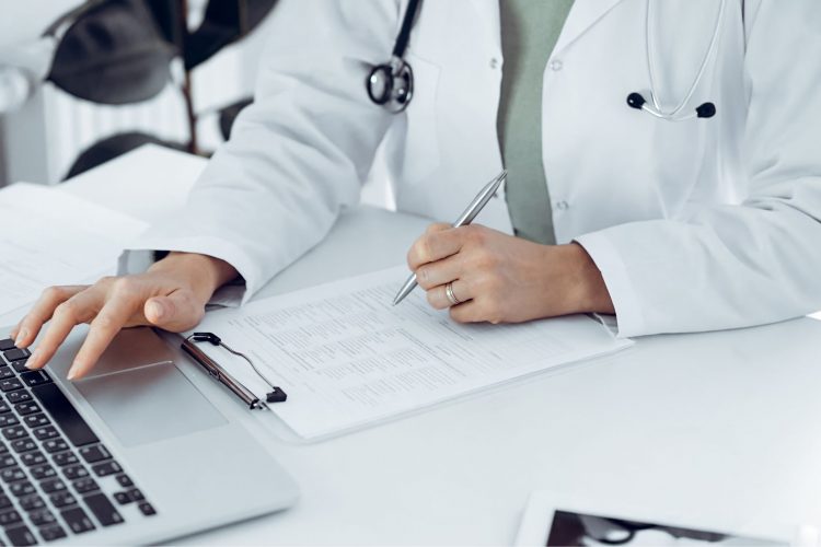 Στο φαρμακευτικό σταυροδρόμι των ΗΠΑ: Οι ανησυχίες του Υπουργού Υγείας