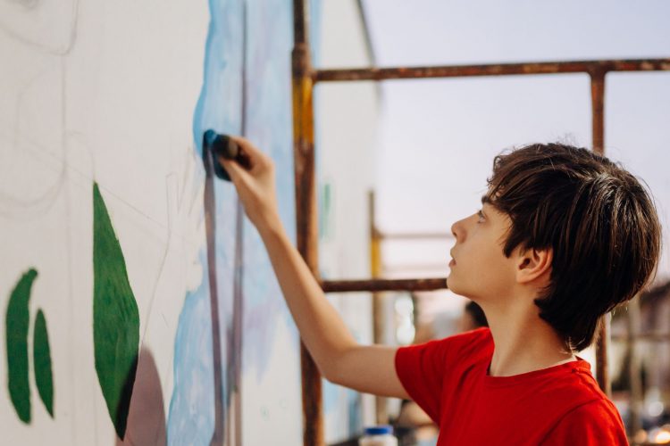 Μαθητές ζωγράφισαν στους τοίχους Γυμνασίων της Αθήνας μετά από διαγωνισμό του δήμου Αθηναίων