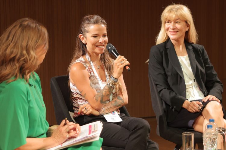 Οι γυναίκες ενώνονται με στόχο την ευημερία και την βελτίωση των συνθηκών ζωής τους