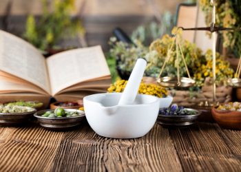 Παυσίπονα στον Μεσαίωνα: Όταν η φύση κρατούσε το φάρμακο και τη μαγεία μαζί