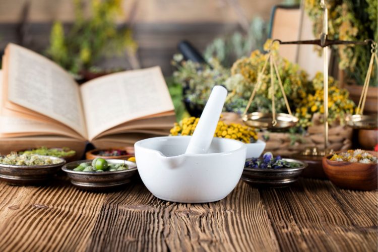 Παυσίπονα στον Μεσαίωνα: Όταν η φύση κρατούσε το φάρμακο και τη μαγεία μαζί