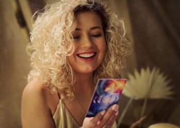 Πίστη σε αστρολογία, μάγους, μέντιουμ και ταρό: Τι δείχνει μεγάλη έρευνα κοινού