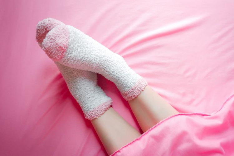 Ζεσταίνεστε; Φορέστε κάλτσες!