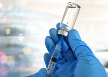 Ένα «έτοιμο προς χρήση» εμβόλιο δείχνει ενθαρρυντικά αποτελέσματα στην πρόληψη της επανεμφάνισης του καρκίνου του παγκρέατος και του παχέος εντέρου, αναφέρουν ερευνητές.