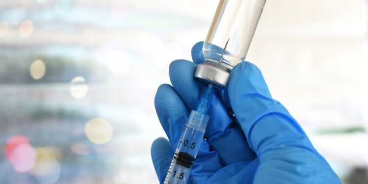 Ένα «έτοιμο προς χρήση» εμβόλιο δείχνει ενθαρρυντικά αποτελέσματα στην πρόληψη της επανεμφάνισης του καρκίνου του παγκρέατος και του παχέος εντέρου, αναφέρουν ερευνητές.