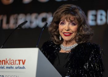 Η Τζόαν Κόλινς στα 92 της χρόνια ποζάρει με μαγιό και ανακοινώνει το επόμενο επαγγελματικό της βήμα