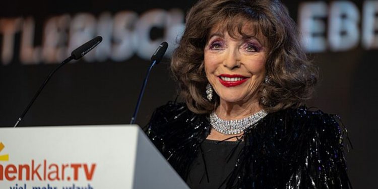 Η Τζόαν Κόλινς στα 92 της χρόνια ποζάρει με μαγιό και ανακοινώνει το επόμενο επαγγελματικό της βήμα