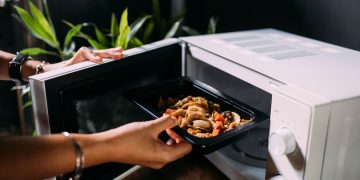 Ξαναζεσταμένο φαγητό: Ένας αθώος καθημερινός κίνδυνος για την υγεία μας