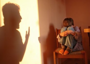 Λεκτική κακοποίηση: Η τρομακτική δύναμη των λέξεων και πως επηρεάζει τον εγκέφαλο