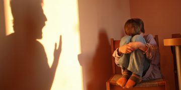 Λεκτική κακοποίηση: Η τρομακτική δύναμη των λέξεων και πως επηρεάζει τον εγκέφαλο