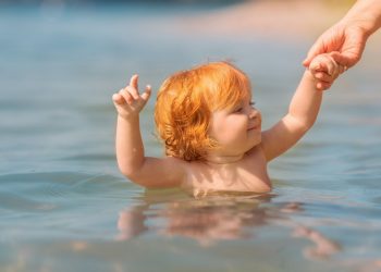 Μωρό και θάλασσα: Πόση ώρα και πότε είναι ασφαλές το πρώτο μπάνιο;
