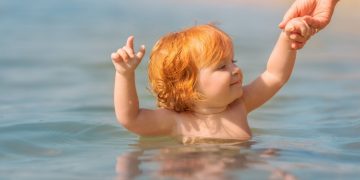 Μωρό και θάλασσα: Πόση ώρα και πότε είναι ασφαλές το πρώτο μπάνιο;