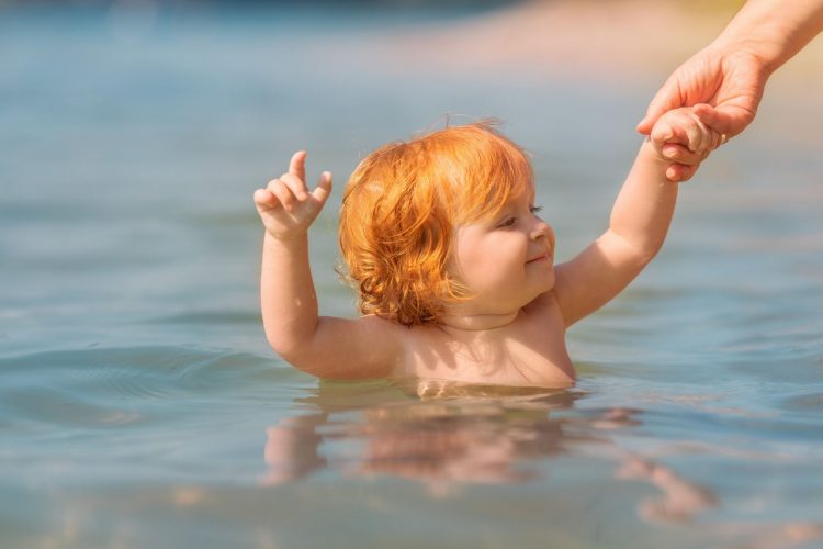Μωρό και θάλασσα: Πόση ώρα και πότε είναι ασφαλές το πρώτο μπάνιο;