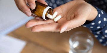 Περιστασιακά, οι τροφές που τρώμε μπορούν να επηρεάσουν τον τρόπο με τον οποίο υποτίθεται ότι λειτουργούν τα φάρμακα