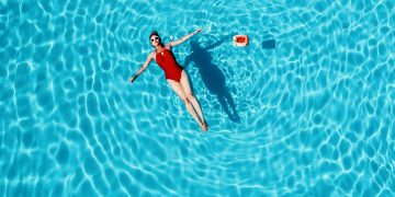 Πόσο άμεσα πρέπει να αλλάζουμε μαγιό βγαίνοντας από τη θάλασσα ή την πισίνα – και γιατί;