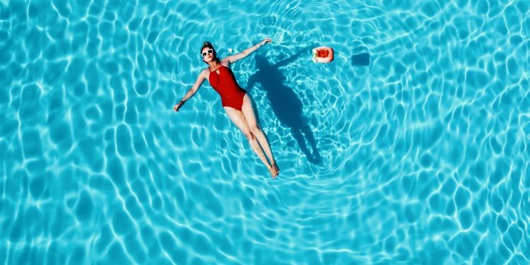Πόσο άμεσα πρέπει να αλλάζουμε μαγιό βγαίνοντας από τη θάλασσα ή την πισίνα – και γιατί;