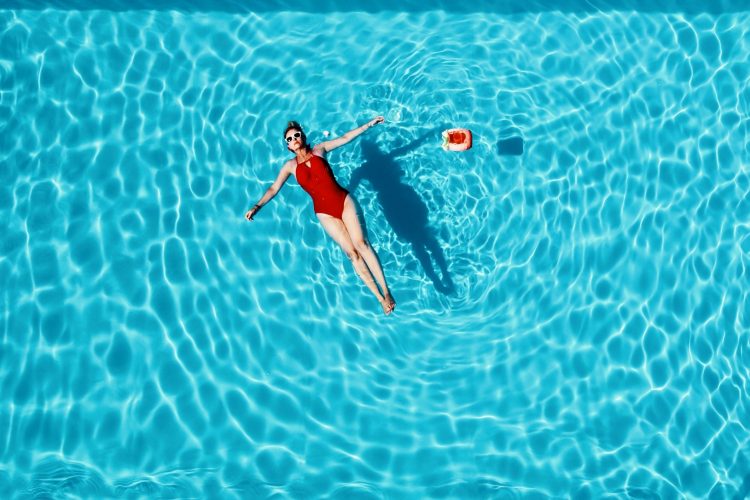 Πόσο άμεσα πρέπει να αλλάζουμε μαγιό βγαίνοντας από τη θάλασσα ή την πισίνα – και γιατί;