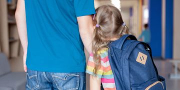 Υπερπροστατευτικοί γονείς: Πώς επηρεάζονται τα παιδιά;