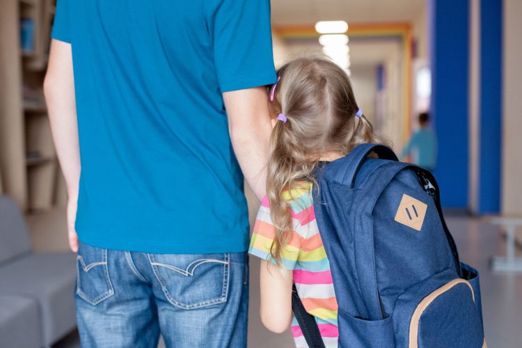 Υπερπροστατευτικοί γονείς: Πώς επηρεάζονται τα παιδιά;