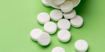 Η ασπιρίνη μειώνει στο μισό τον κίνδυνο υποτροπής σε ασθενείς με καρκίνο του παχέος εντέρου, σύμφωνα με κλινική δοκιμή