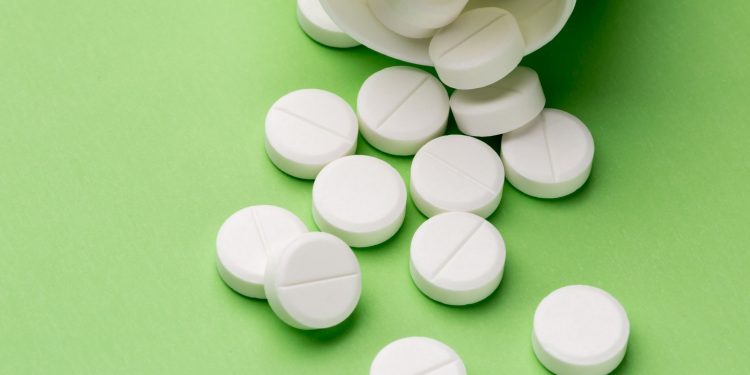 Η ασπιρίνη μειώνει στο μισό τον κίνδυνο υποτροπής σε ασθενείς με καρκίνο του παχέος εντέρου, σύμφωνα με κλινική δοκιμή