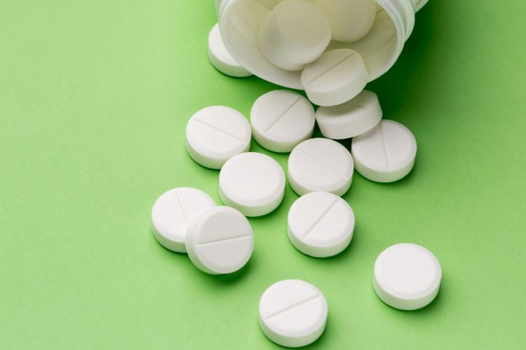 Η ασπιρίνη μειώνει στο μισό τον κίνδυνο υποτροπής σε ασθενείς με καρκίνο του παχέος εντέρου, σύμφωνα με κλινική δοκιμή