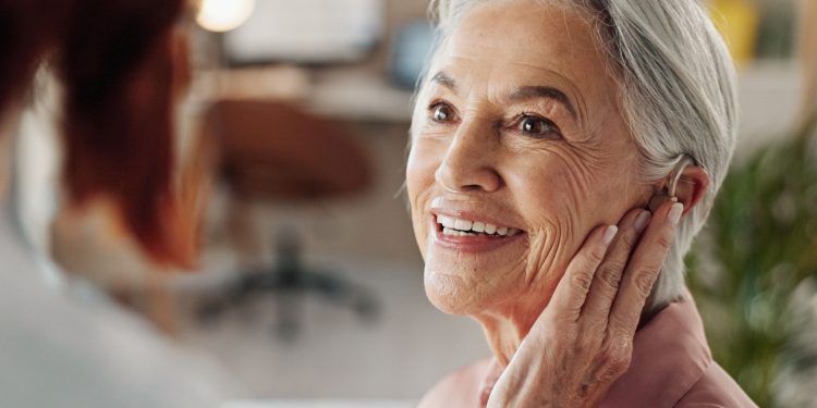 Η έγκαιρη αντιμετώπιση της απώλειας ακοής μπορεί να μειώσει σημαντικά τον κίνδυνο άνοιας, σύμφωνα με πρόσφατη μελέτη