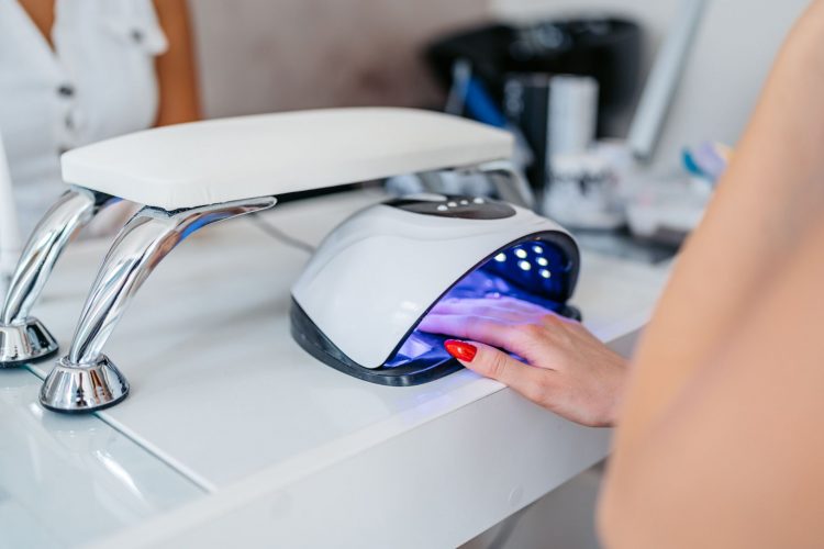 Η επικίνδυνη ουσία σε gel και βερνίκια νυχιών που απαγορεύτηκε από την Ε.Ε