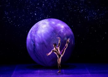 «Ο χορός του Γαλαξία» η μεγαλειώδης παραγωγή του Οίκου Υψηλής Ραπτικής Piere Cardin για μια βραδιά στην Αθήνα