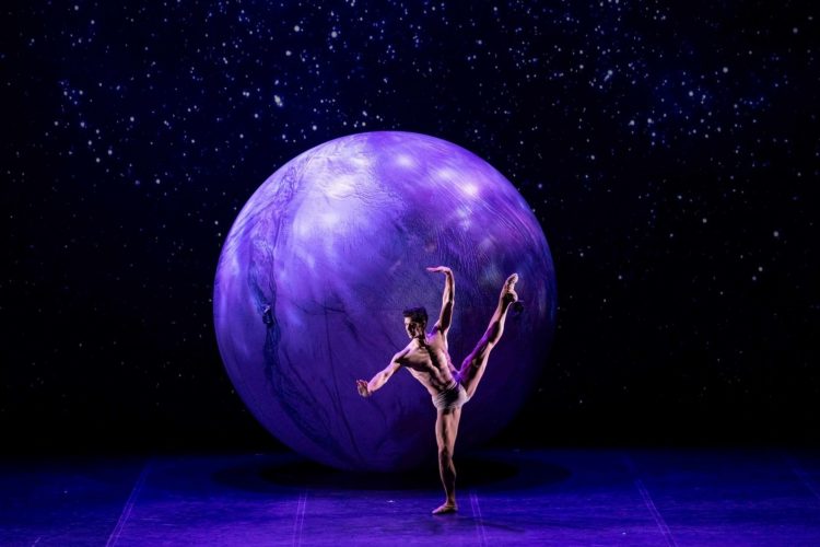 «Ο χορός του Γαλαξία» η μεγαλειώδης παραγωγή του Οίκου Υψηλής Ραπτικής Piere Cardin για μια βραδιά στην Αθήνα