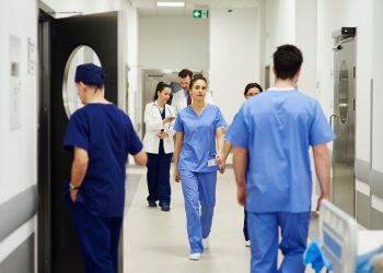 Πάνω από τους μισούς νοσηλευτές θέλουν να αλλάξουν επάγγελμα σύμφωνα με μελέτη του ΕΚΠΑ.