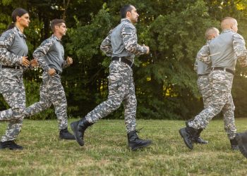 Rucking: Η νέα πρόταση για ενδυνάμωση και κάψιμο λίπους που κάνει θραύση στο Tik Tok 