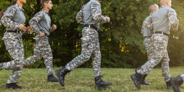 Rucking: Η νέα πρόταση για ενδυνάμωση και κάψιμο λίπους που κάνει θραύση στο Tik Tok 