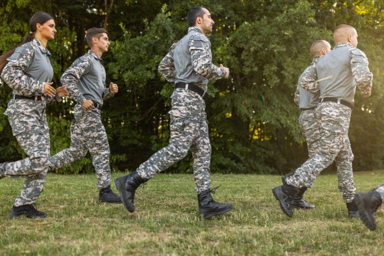 Rucking: Η νέα πρόταση για ενδυνάμωση και κάψιμο λίπους που κάνει θραύση στο Tik Tok